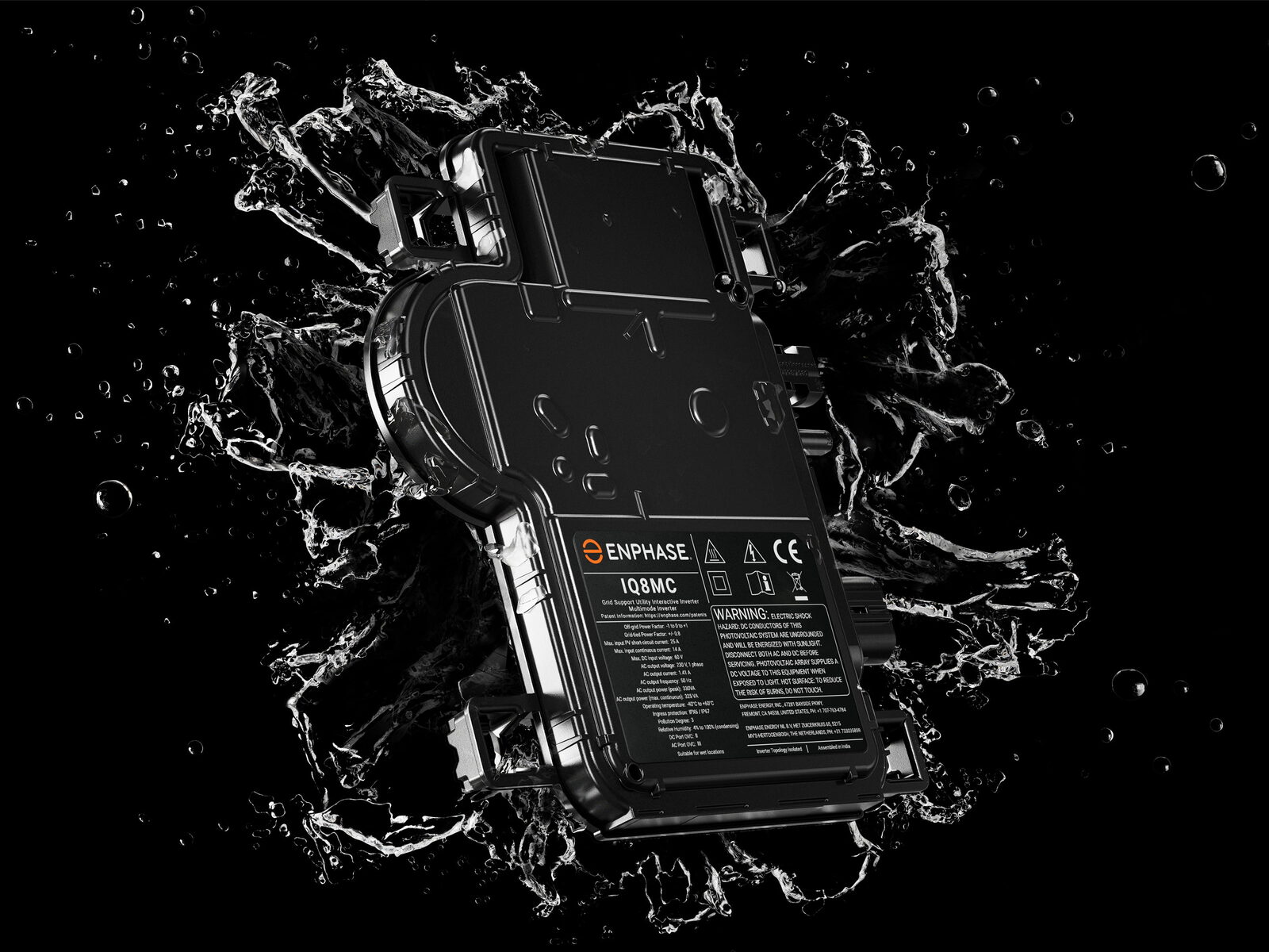 Enphase IQ8 micro-omvormer met opspattend water